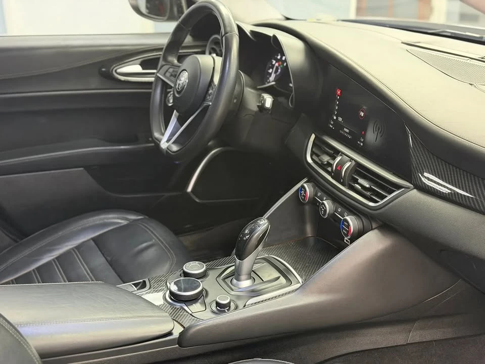 2017 Alfa Romeo Giulia - Image 16 of 20