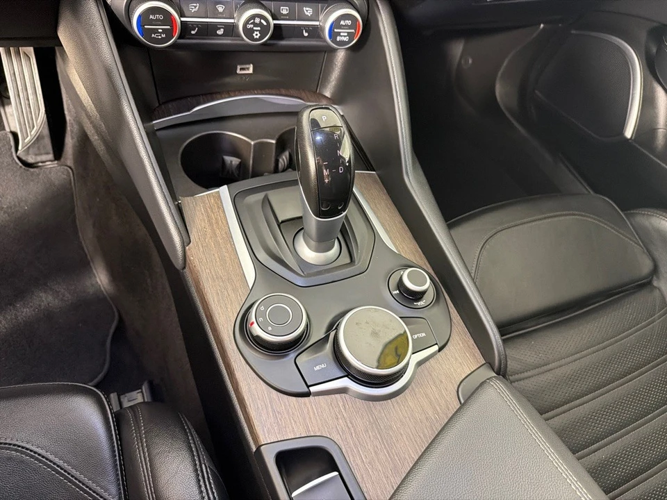 2017 Alfa Romeo Giulia - Image 17 of 25