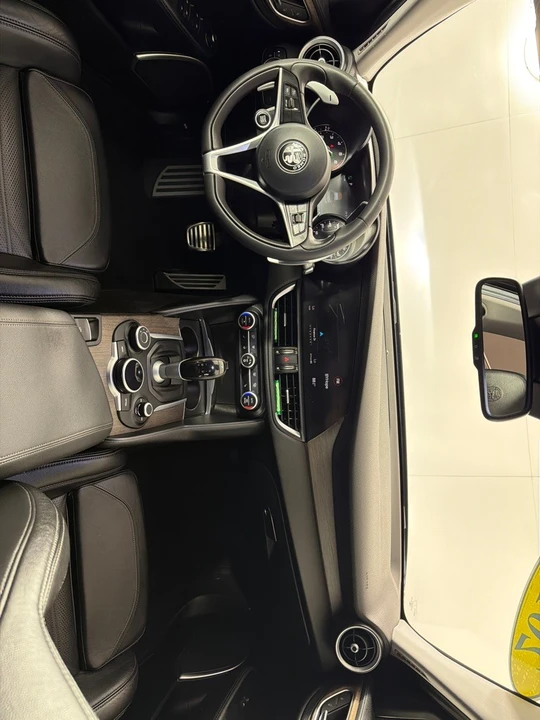 2017 Alfa Romeo Giulia - Image 24 of 25