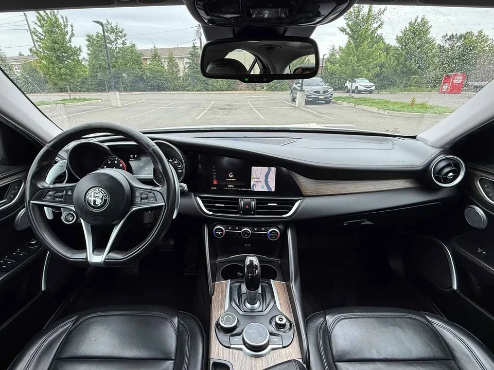 2017 Alfa Romeo Giulia - Image 17 of 18