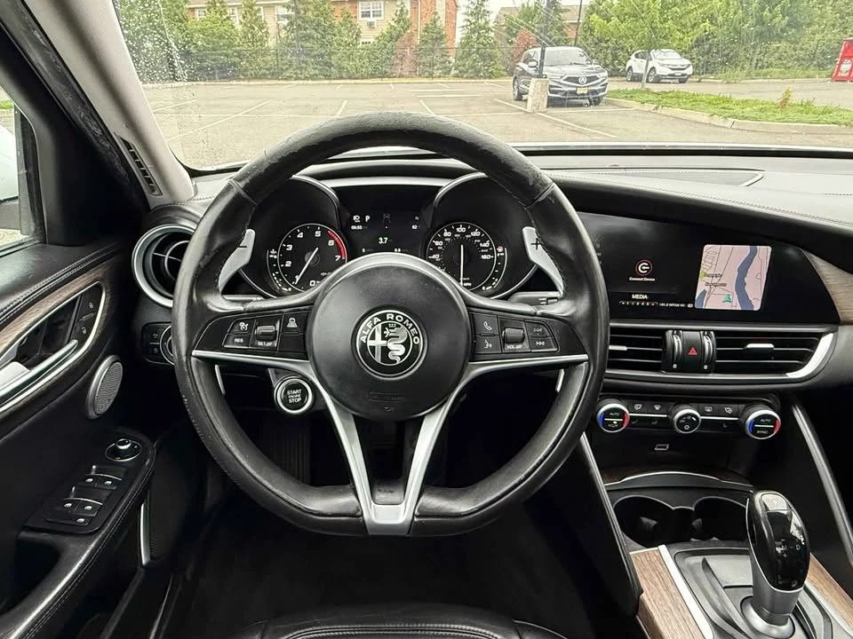 2017 Alfa Romeo Giulia - Image 16 of 18