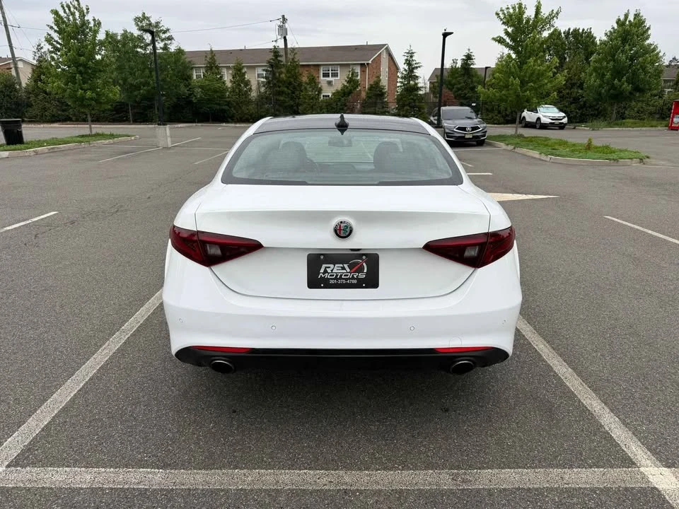 2017 Alfa Romeo Giulia - Image 5 of 18