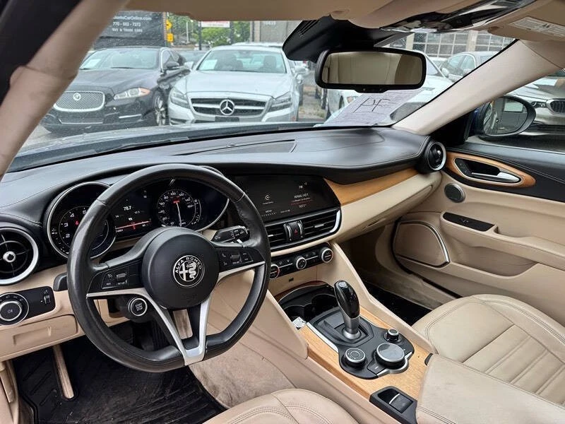 2017 Alfa Romeo Giulia - Image 7 of 15