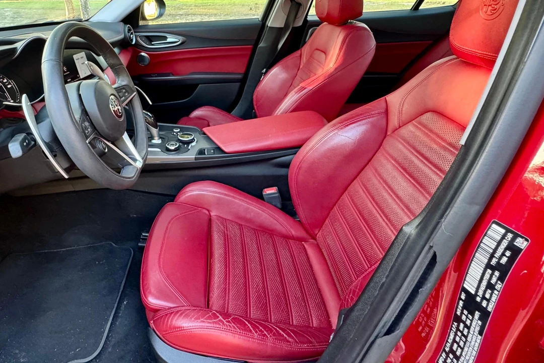 2017 Alfa Romeo Giulia - Image 23 of 31