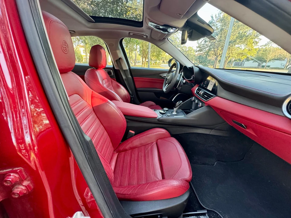 2017 Alfa Romeo Giulia - Image 26 of 31