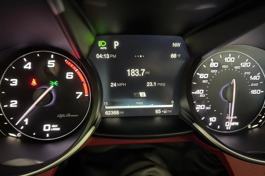 2017 Alfa Romeo Giulia - Image 25 of 31