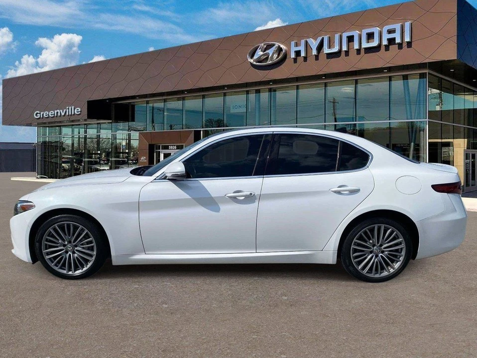 2017 Alfa Romeo Giulia - Image 4 of 10