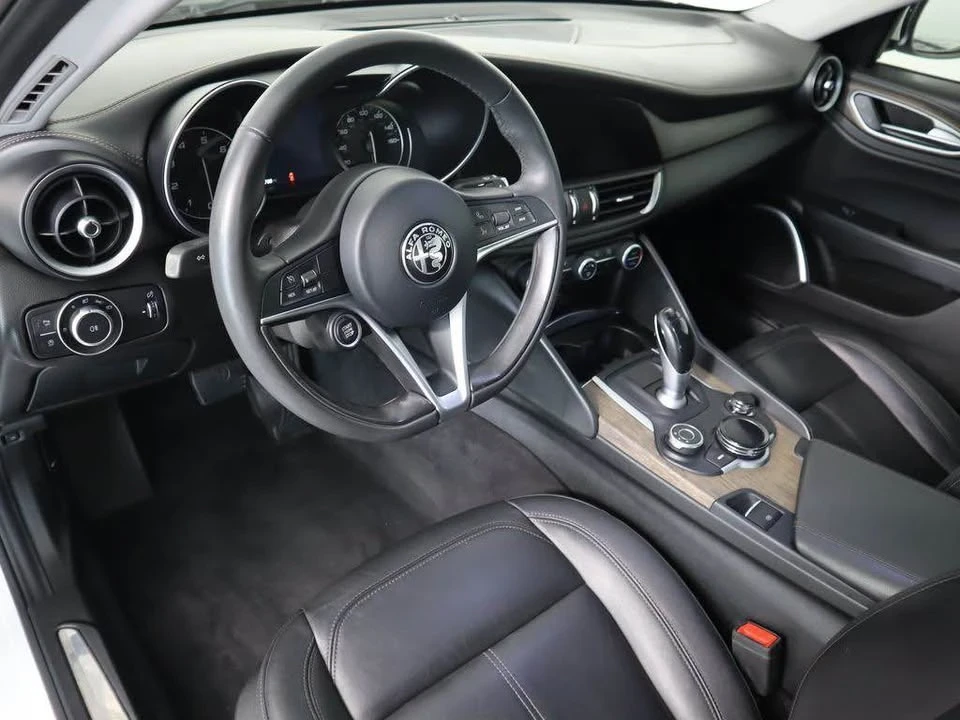 2017 Alfa Romeo Giulia - Image 8 of 20