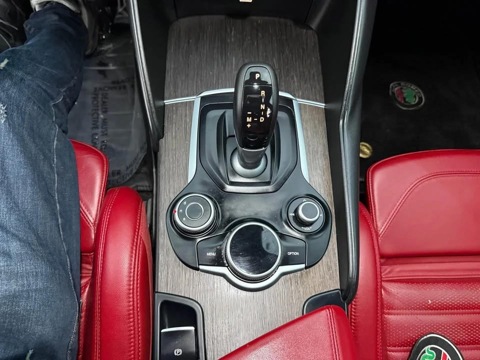 2017 Alfa Romeo Giulia - Image 19 of 20