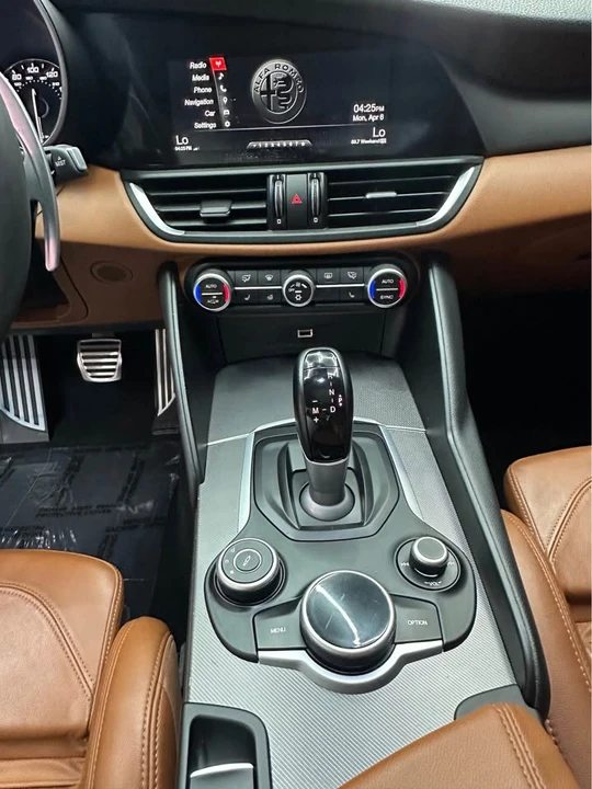 2017 Alfa Romeo Giulia - Image 14 of 20