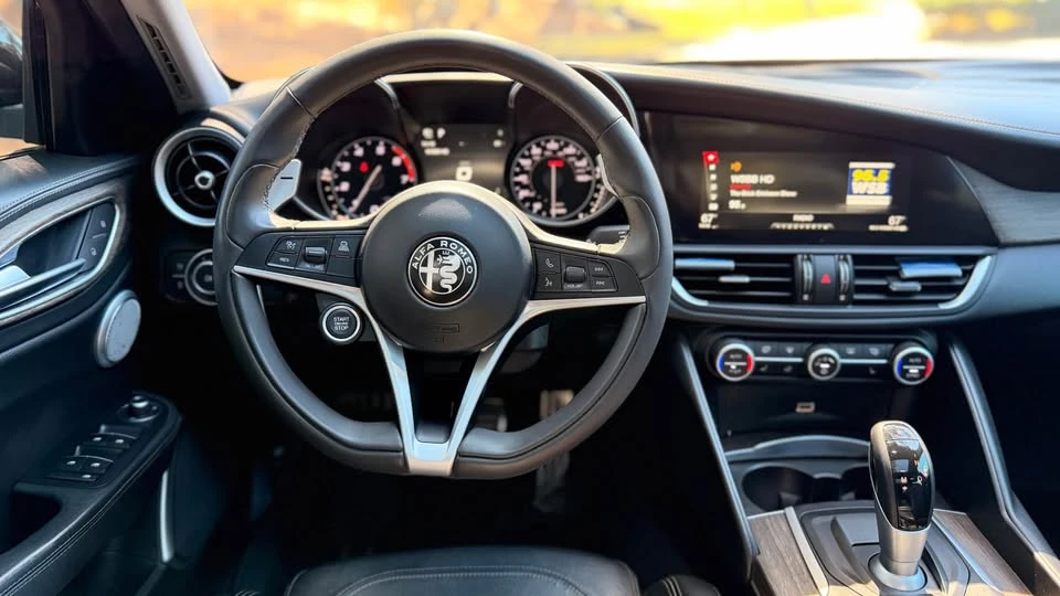 2017 Alfa Romeo Giulia - Image 8 of 10