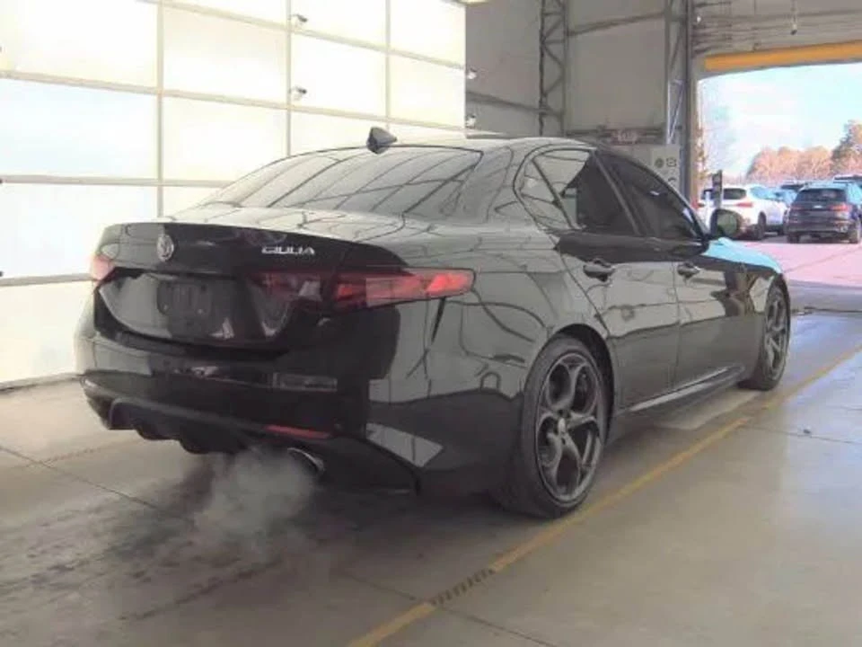 2017 Alfa Romeo Giulia - Image 9 of 10