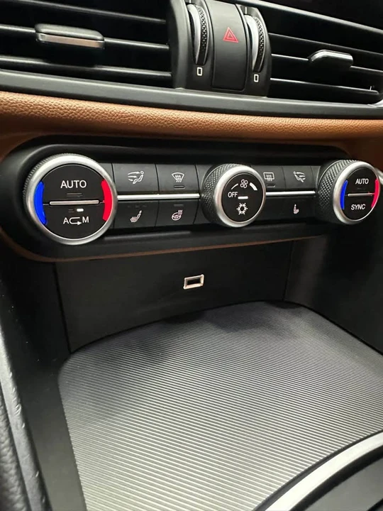 2017 Alfa Romeo Giulia - Image 9 of 15