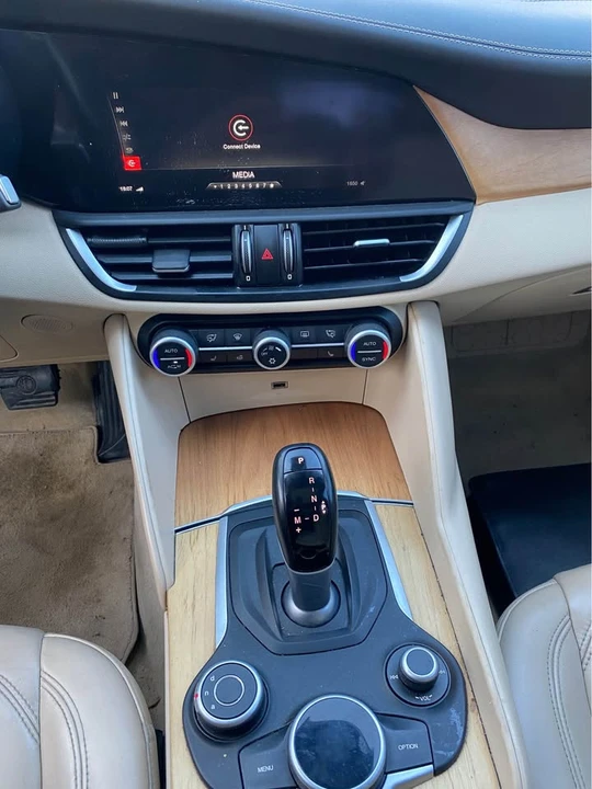 2017 Alfa Romeo Giulia - Image 8 of 10