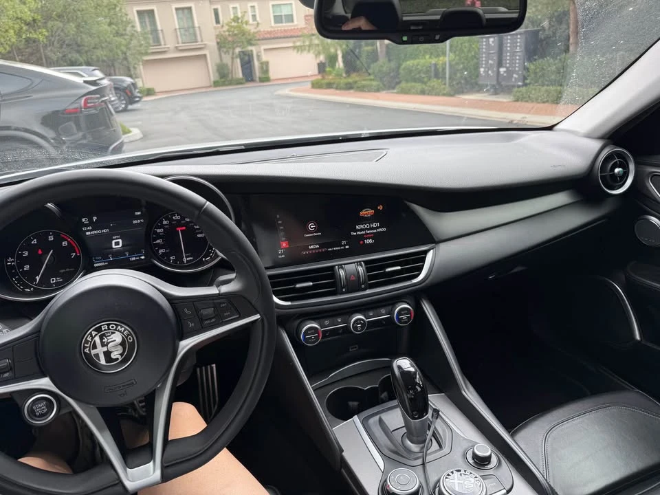 2017 Alfa Romeo Giulia - Image 15 of 16