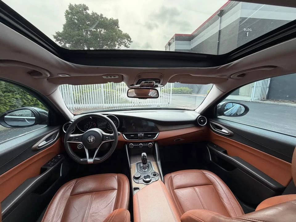 2017 Alfa Romeo Giulia - Image 15 of 20