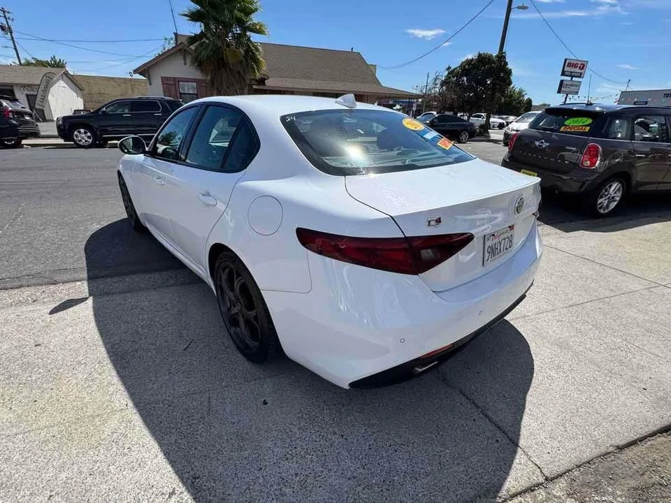 2017 Alfa Romeo Giulia - Image 5 of 17