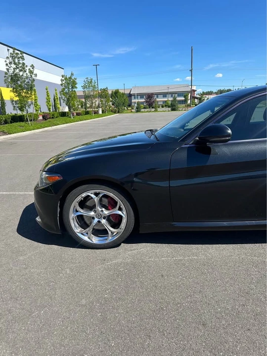 2017 Alfa Romeo Giulia - Image 5 of 13