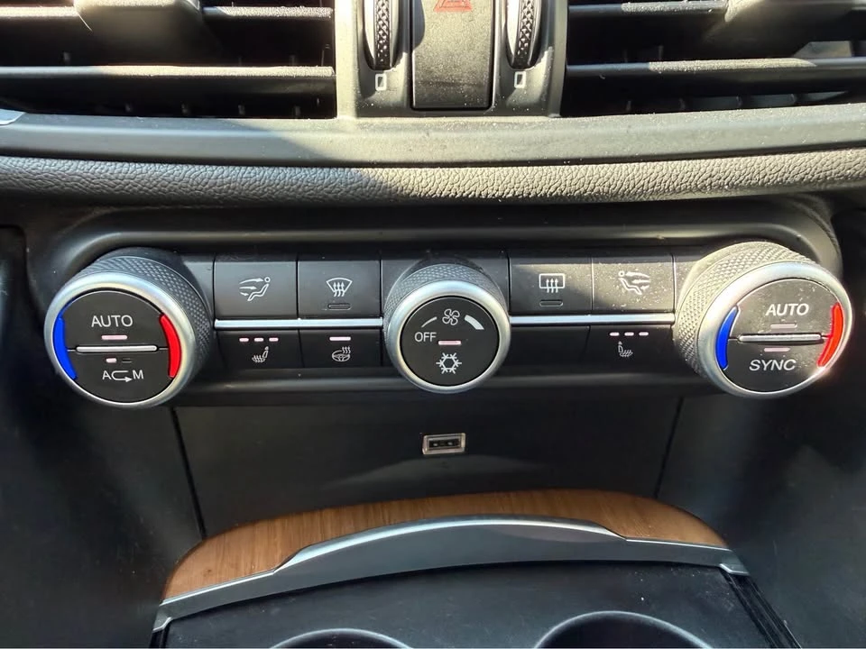 2017 Alfa Romeo Giulia - Image 17 of 20