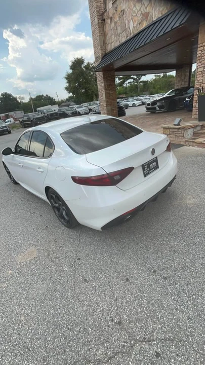 2017 Alfa Romeo Giulia - Image 6 of 11