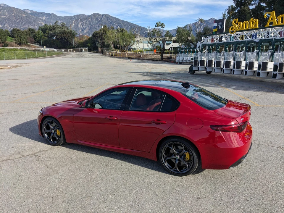 2017 Alfa Romeo Giulia - Image 11 of 31