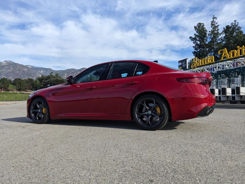 2017 Alfa Romeo Giulia - Image 13 of 31