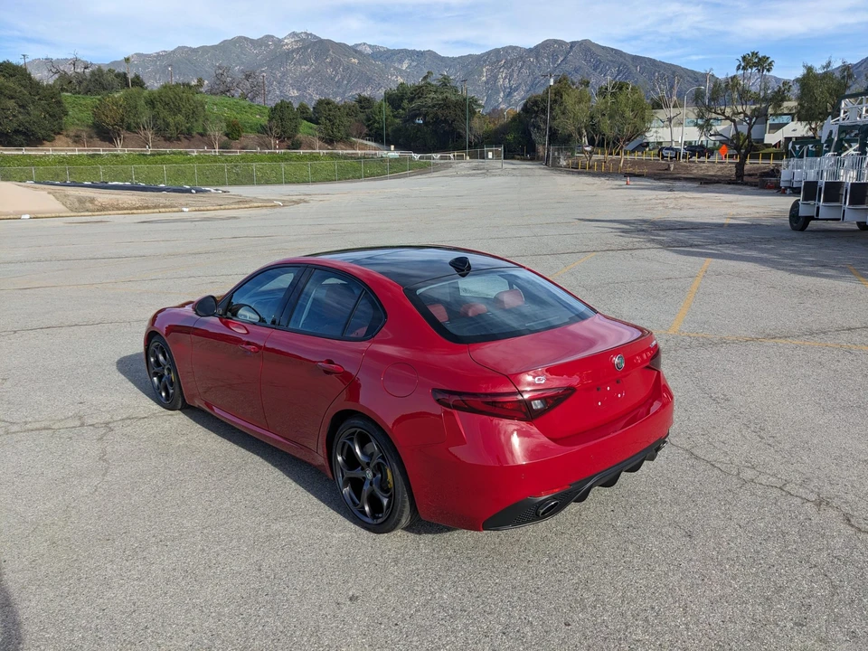 2017 Alfa Romeo Giulia - Image 14 of 31