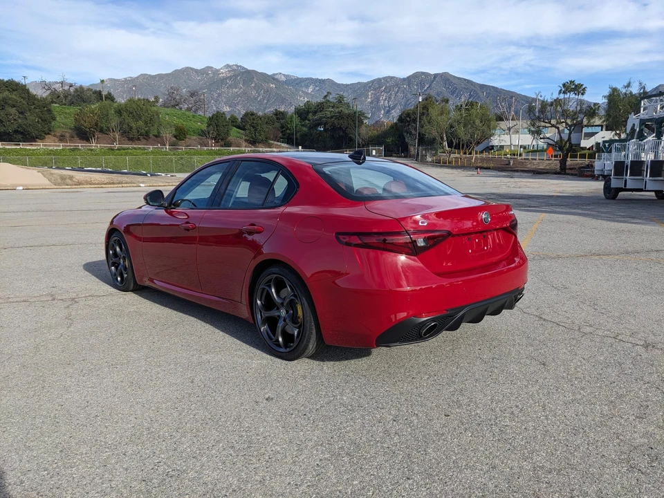 2017 Alfa Romeo Giulia - Image 15 of 31