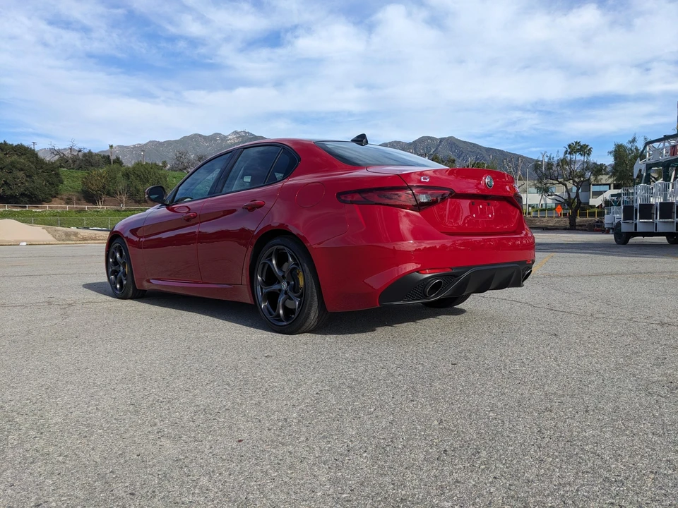 2017 Alfa Romeo Giulia - Image 16 of 31