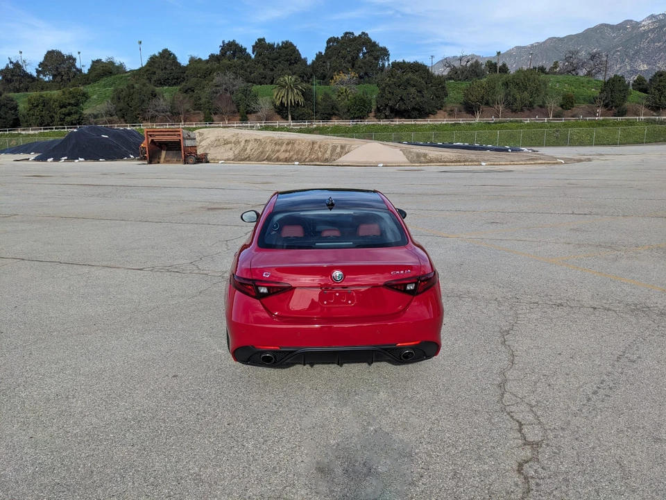 2017 Alfa Romeo Giulia - Image 17 of 31