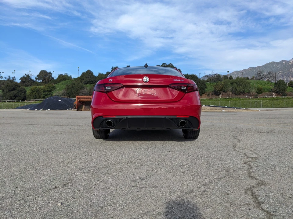 2017 Alfa Romeo Giulia - Image 19 of 31