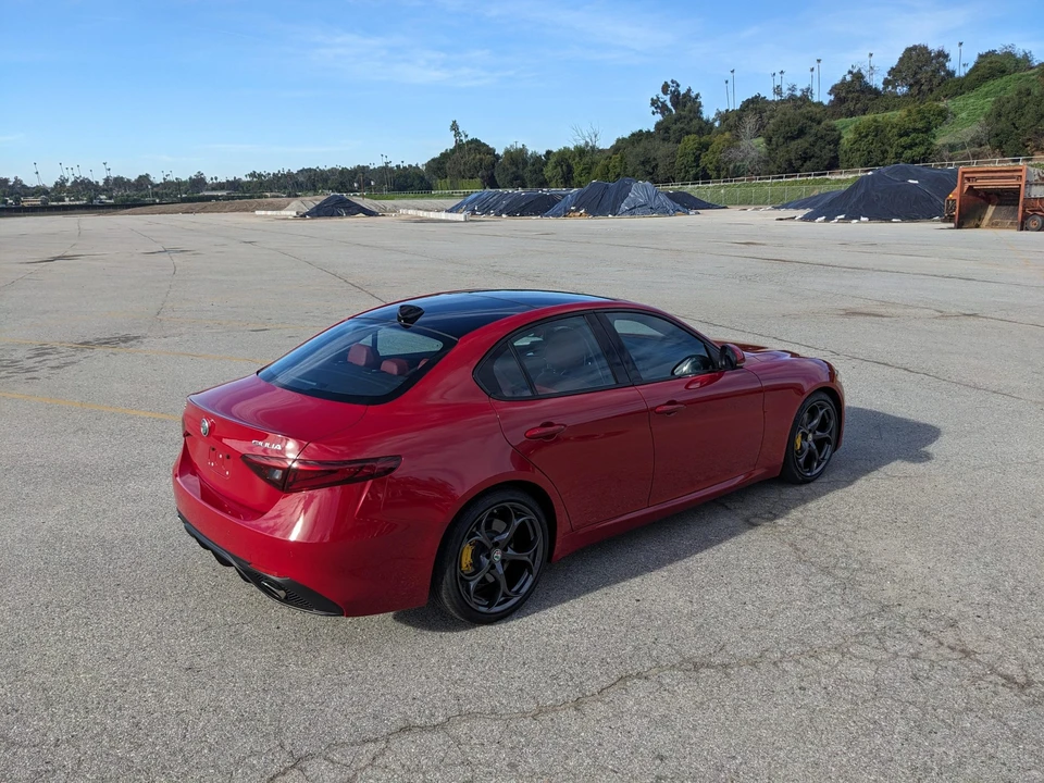 2017 Alfa Romeo Giulia - Image 23 of 31