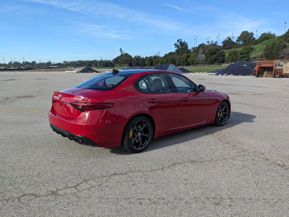 2017 Alfa Romeo Giulia - Image 24 of 31
