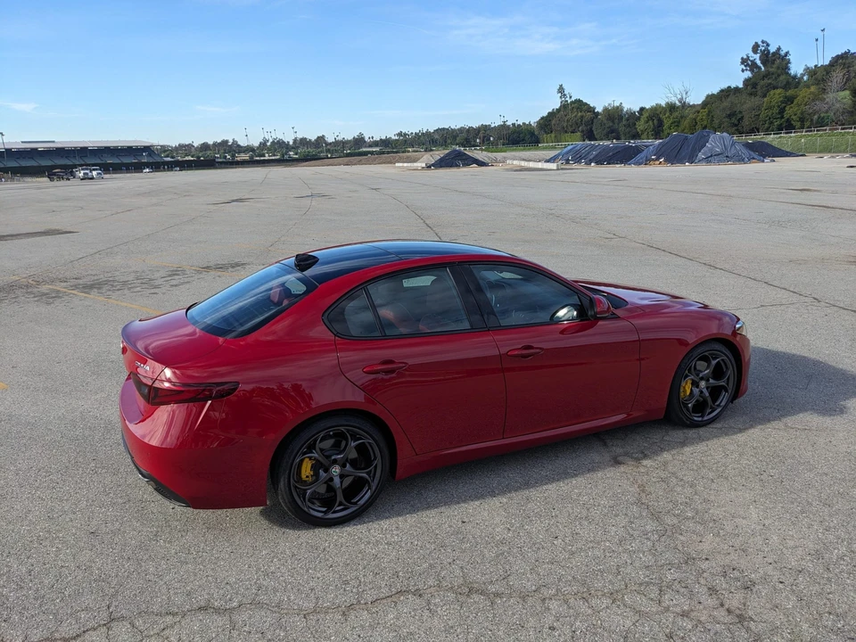 2017 Alfa Romeo Giulia - Image 26 of 31