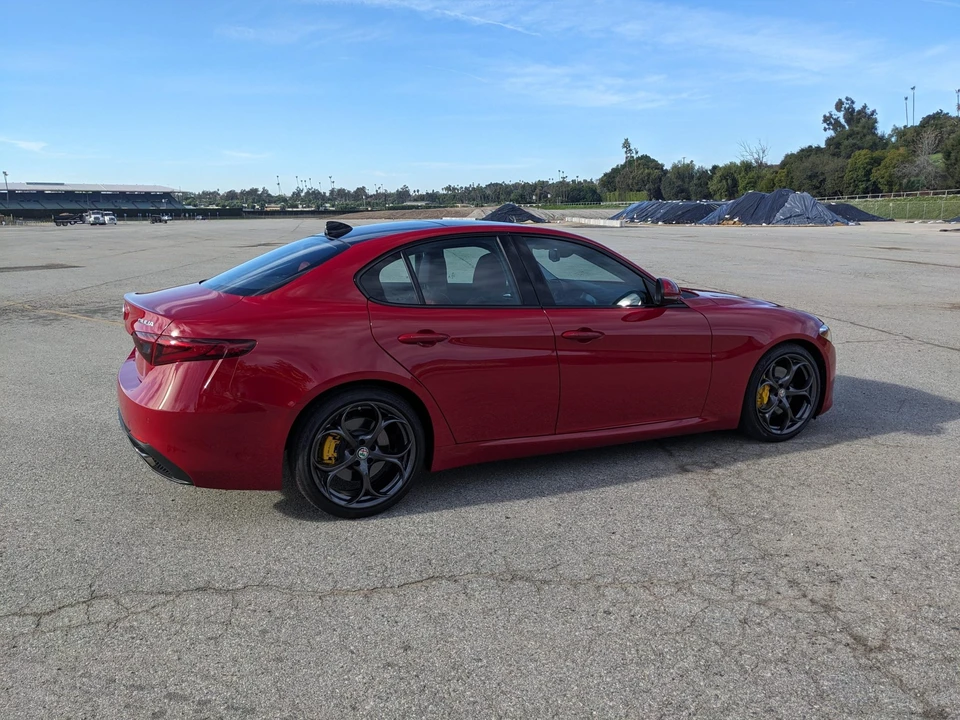 2017 Alfa Romeo Giulia - Image 27 of 31