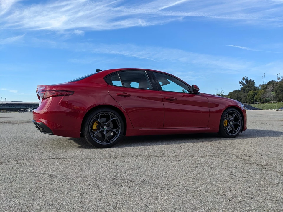 2017 Alfa Romeo Giulia - Image 28 of 31