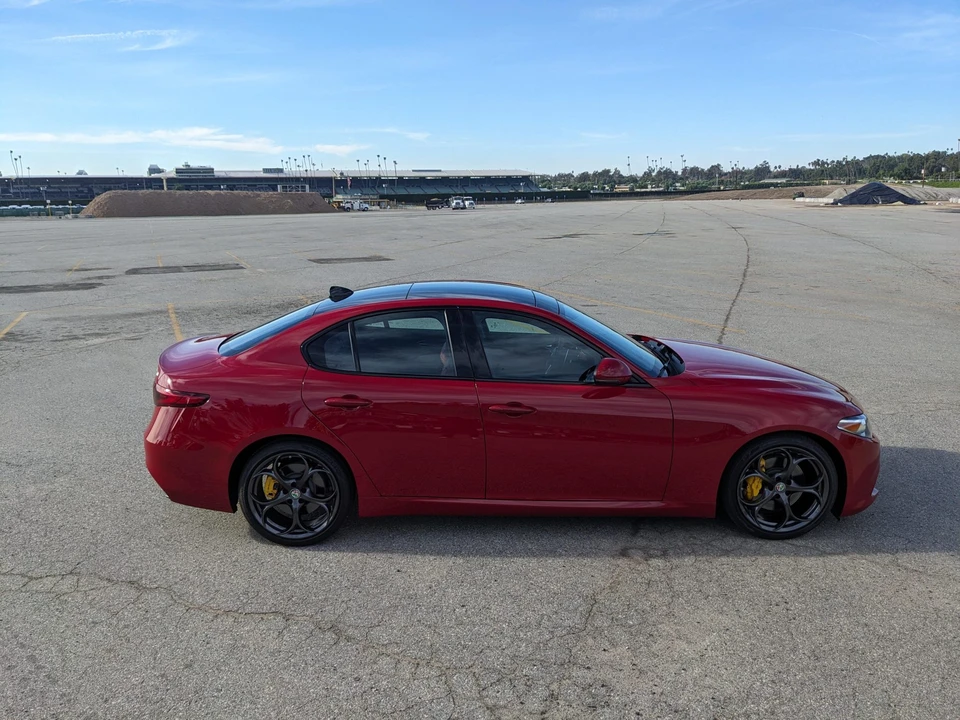 2017 Alfa Romeo Giulia - Image 29 of 31