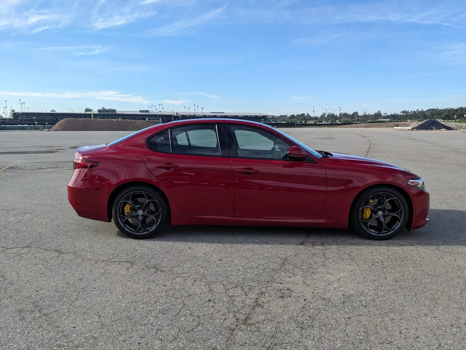 2017 Alfa Romeo Giulia - Image 30 of 31
