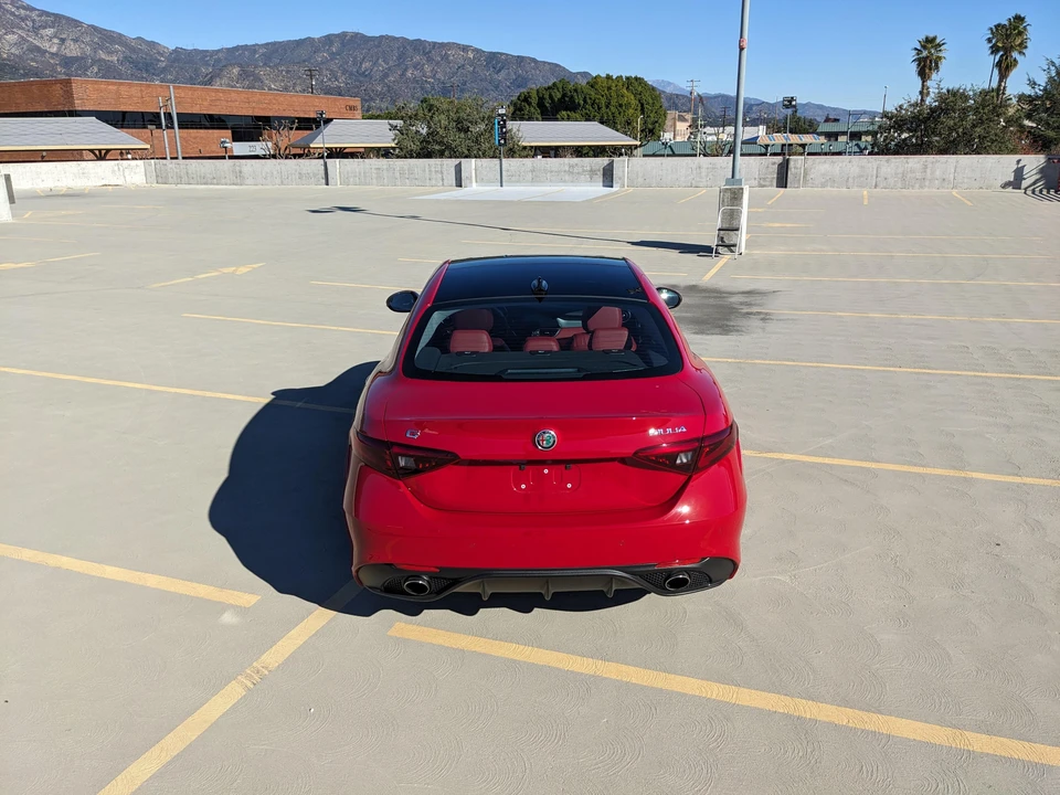 2017 Alfa Romeo Giulia - Image 27 of 31