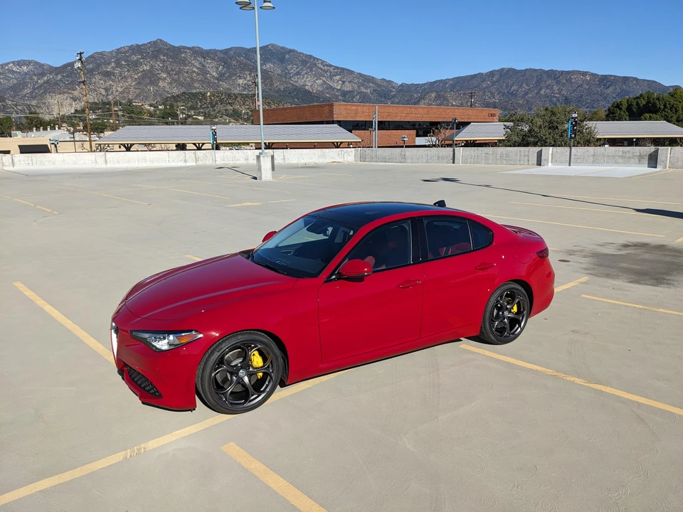 2017 Alfa Romeo Giulia - Image 11 of 31