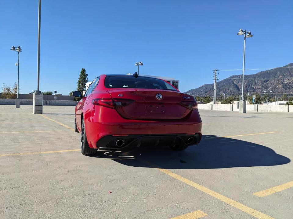 2017 Alfa Romeo Giulia - Image 24 of 31