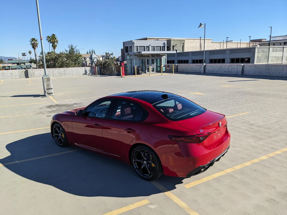 2017 Alfa Romeo Giulia - Image 16 of 31