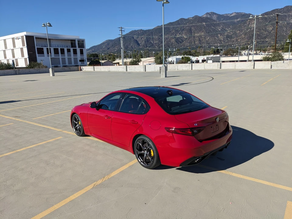2017 Alfa Romeo Giulia - Image 18 of 31