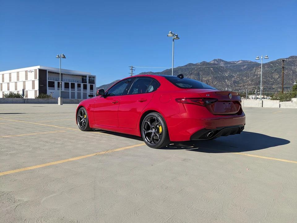 2017 Alfa Romeo Giulia - Image 17 of 31