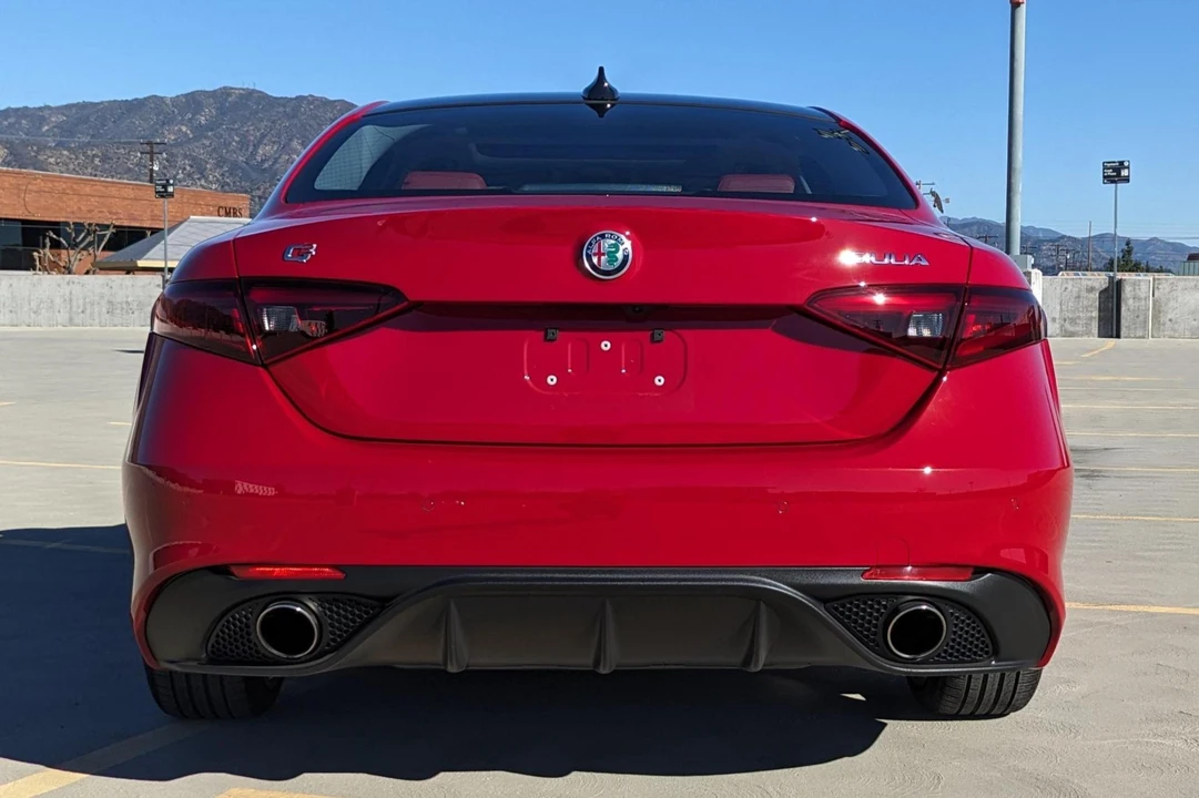 2017 Alfa Romeo Giulia - Image 5 of 31