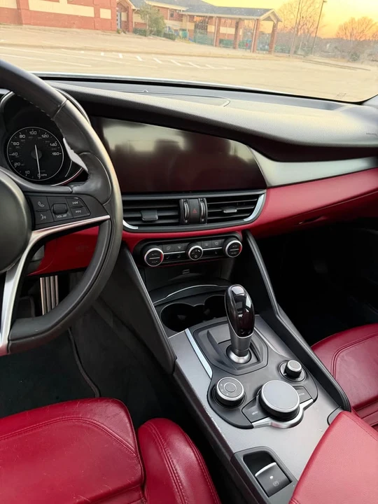 2017 Alfa Romeo Giulia - Image 11 of 18