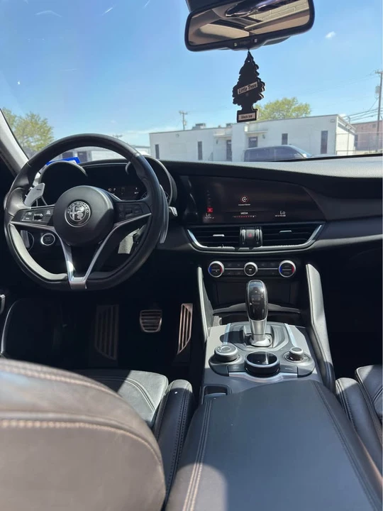 2017 Alfa Romeo Giulia - Image 7 of 11