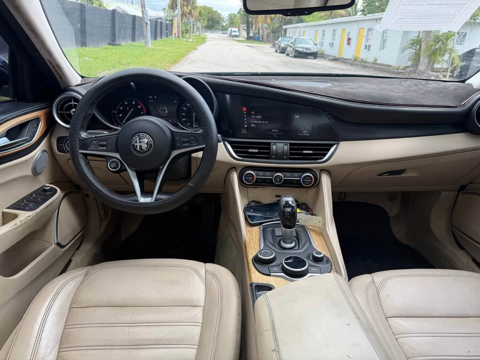2017 Alfa Romeo Giulia - Image 9 of 12