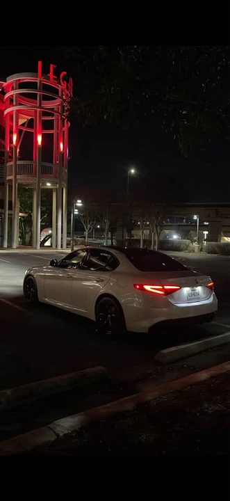 2017 Alfa Romeo Giulia - Image 9 of 10
