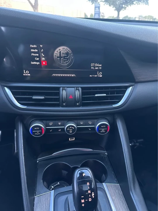 2017 Alfa Romeo Giulia - Image 11 of 12